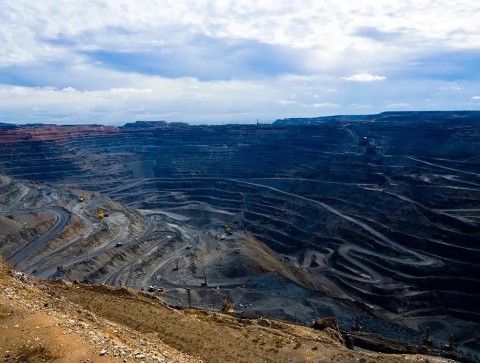 錫林郭勒盟華鼎礦業(yè)有限公司